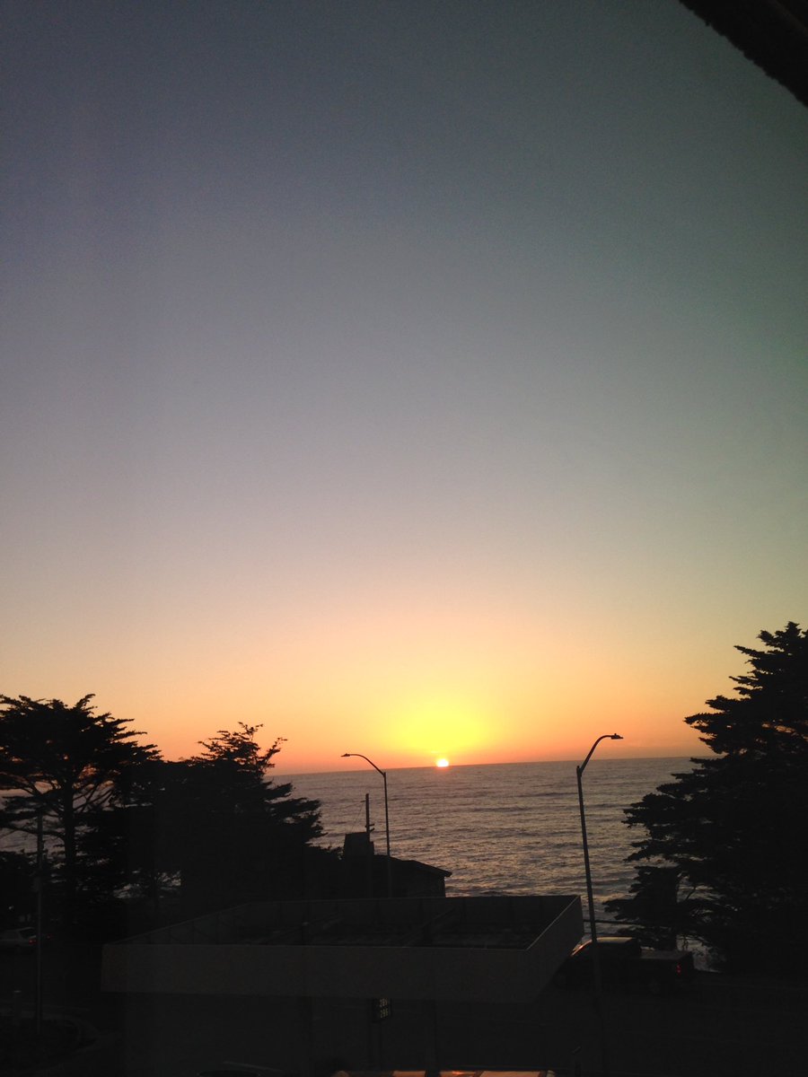 TheOceanViewInn's tweet photo. Beautiful along the coast, cool breezes &amp; a wonderful sunset for the weekend. Great rates inc breakfast. https://t.co/yOKkmKyUEq https://t.co/YqV8G0DVVJ