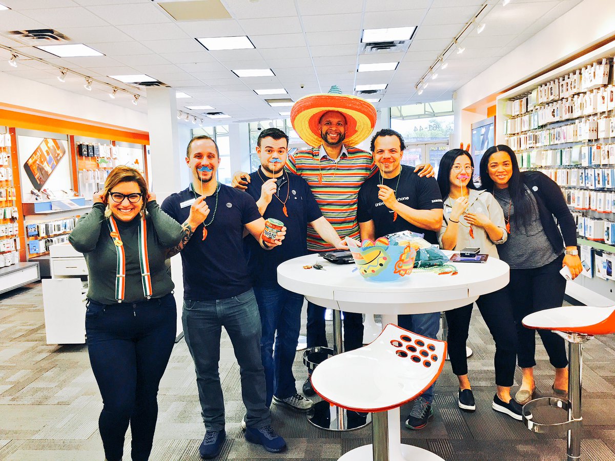 SandyDakak's tweet photo. Having a blast with #BrooklynQueens ! @TweetwithKeith delivering Chips&amp;Salsa to the teams! #WhatRain ?? https://t.co/LkfW2erGFn