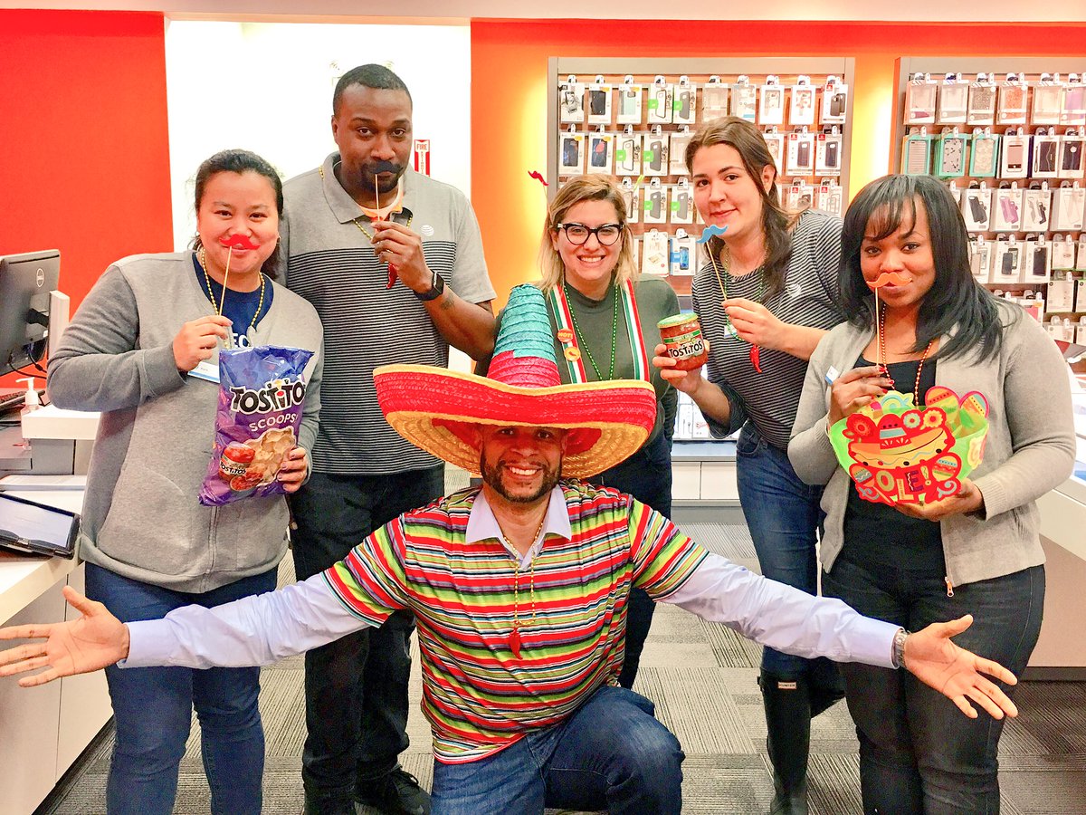 SandyDakak's tweet photo. Having a blast with #BrooklynQueens ! @TweetwithKeith delivering Chips&amp;Salsa to the teams! #WhatRain ?? https://t.co/LkfW2erGFn