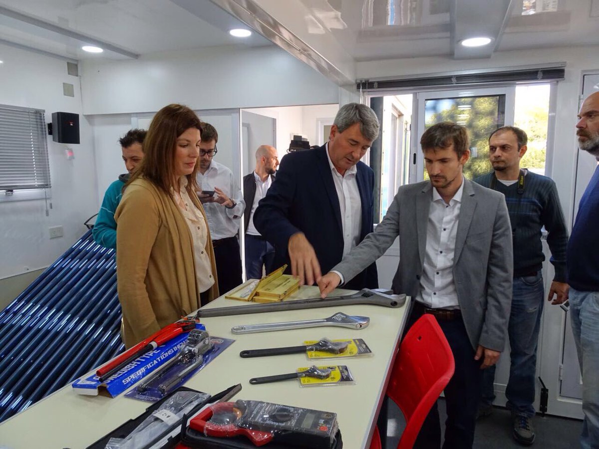 manuvidalj's tweet photo. Doble satisfacción la de hoy. Presentamos él aula taller de energías renovables en "casa" junto al @municipioCP #HaciendoLoQueHayQueHacer https://t.co/mke0FV5hew