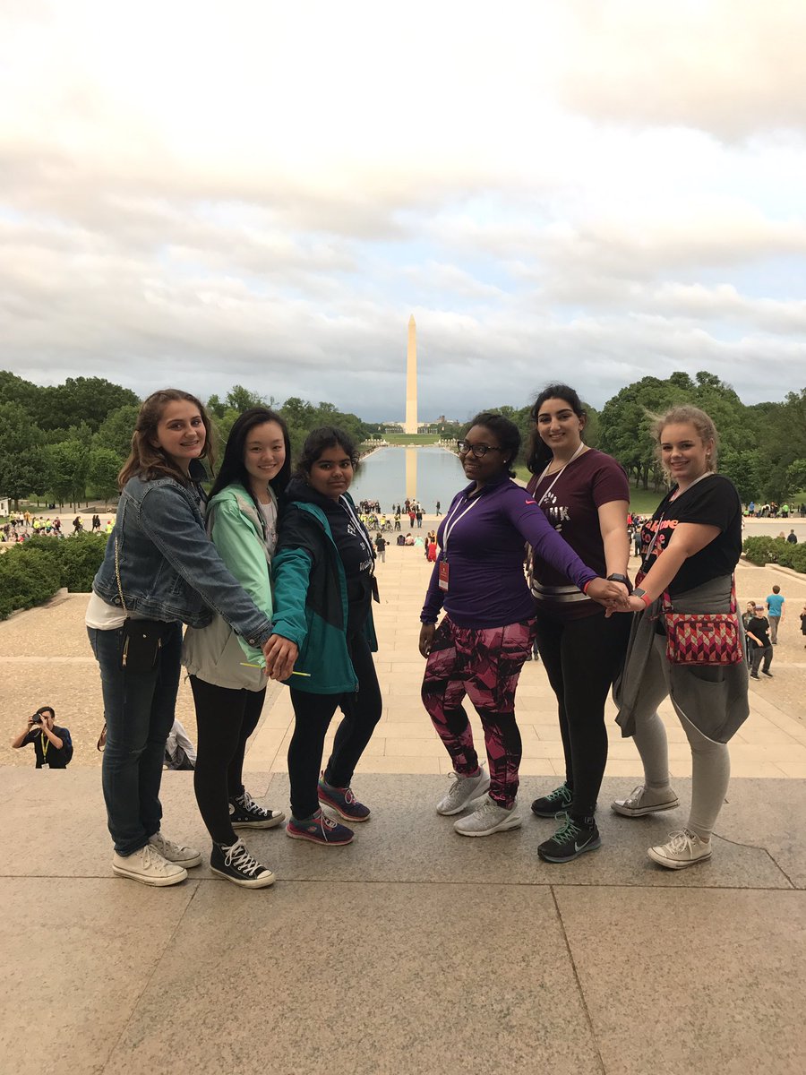 MrsJRedding's tweet photo. Nighttime memorial tour- Lincoln, Korean, and Vietnam. #dc79_2017 #LearningFSD79 @KristaWinkelman @Mrs_Poglayen https://t.co/rsS43ZZ8jm