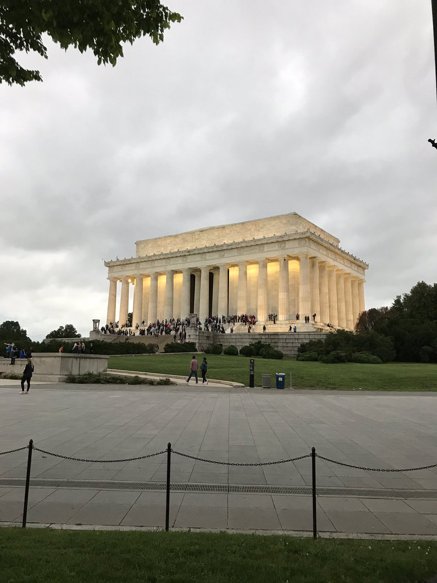 MrsJRedding's tweet photo. Nighttime memorial tour- Lincoln, Korean, and Vietnam. #dc79_2017 #LearningFSD79 @KristaWinkelman @Mrs_Poglayen https://t.co/rsS43ZZ8jm