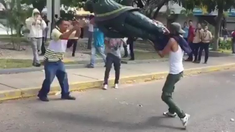 josegregorio131's tweet photo. VIDEO: Derriban estatua de Hugo Chávez en Venezuela https://t.co/AAgefdiMmY by #ActualidadRT via @c0nvey https://t.co/ablsVGcFZ8