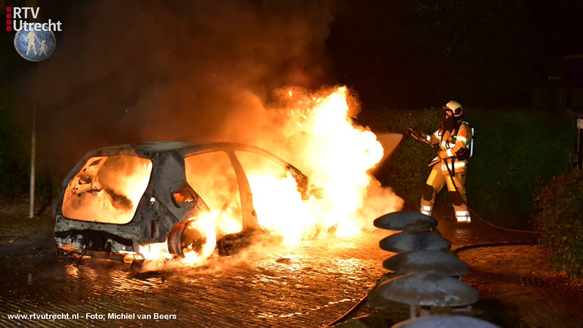 rtvutrecht's tweet photo. Gestolen auto brandt helemaal uit in Overvecht https://t.co/8rMb5tAeQ3 #utrecht https://t.co/uWiduAZXSn