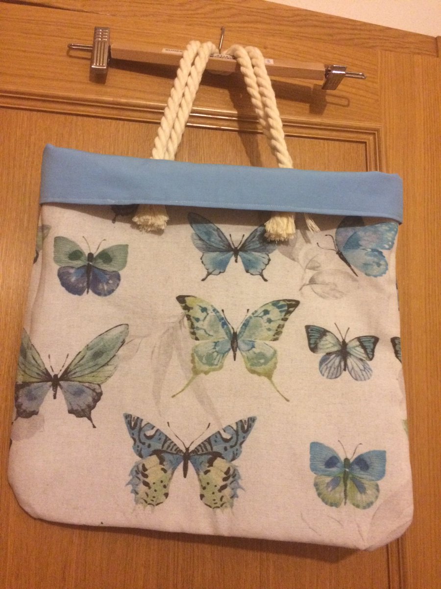 DVivaces's tweet photo. Bolso de verano reversible para una apasionada de la magia de #Disney https://t.co/4pNiZQ41j9