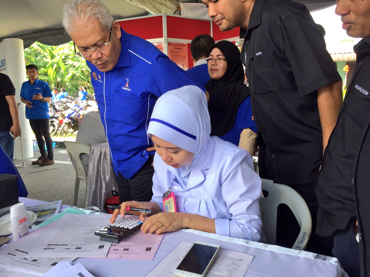 farizrazali's tweet photo. .@dhzhamzah @zulkiflibujang @mykpdnkk @Petronas @BernamaNews @_BeritaHarian_ @UtusanLive @mynewshub @SMN_RTM @umnoonline DS @dhzhamzah menyantuni orang ramai di Majlis Pelancaran Kempen Kesedaran Keselamatan Petroleum 2017, Selama #MPLarut #CaringMP https://t.co/5GKcALFc1i