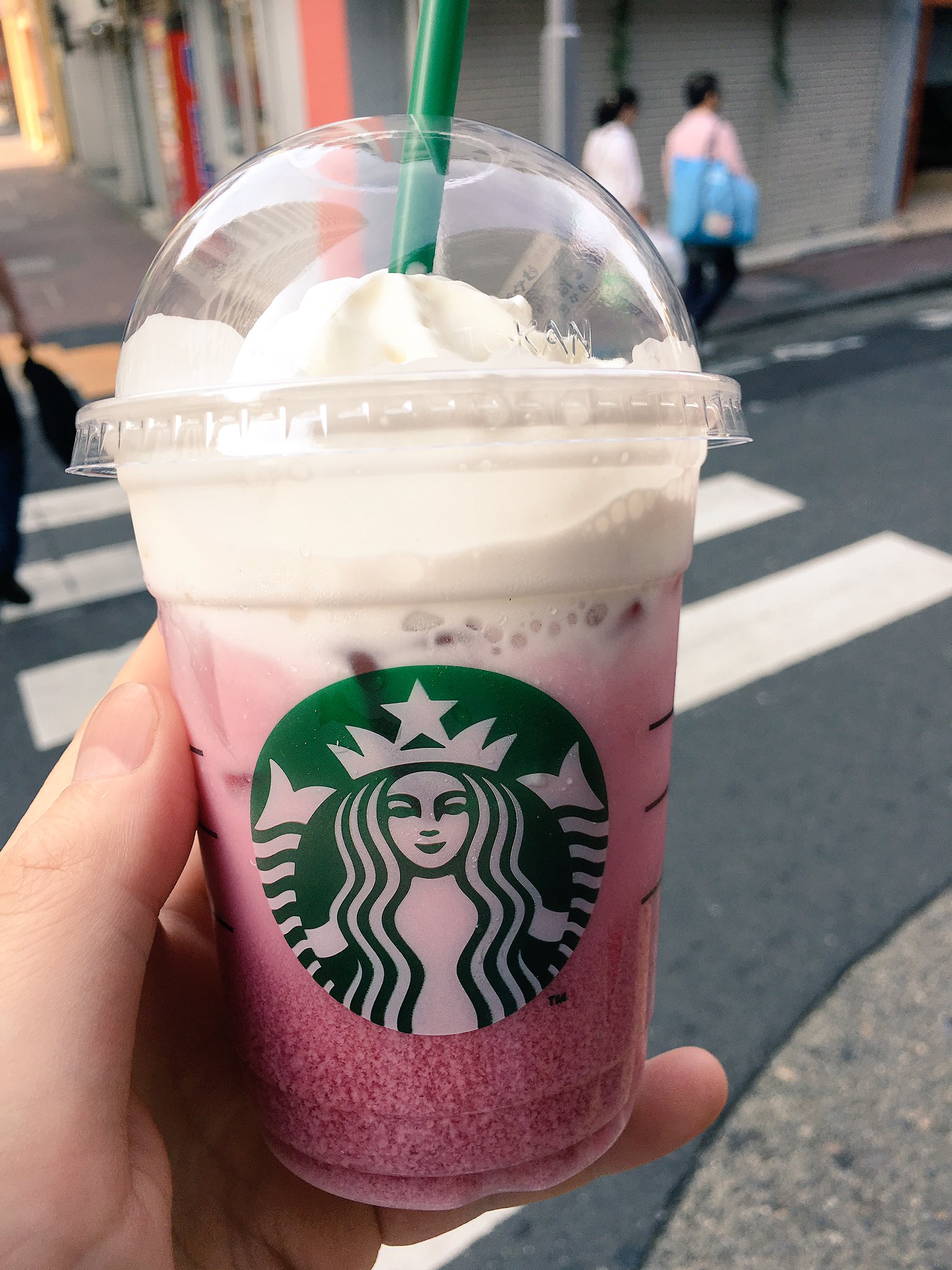 キャンディ Twitterren ピンクドリンク風 アメリカで通年発売されていて 日本では販売されてないんだけど カスタムで出来るみたいだからやってみた パッションアイスティーにホワイトモカシロップ追加 更にホイップクリームを追加するだけ ピンクドリンク風