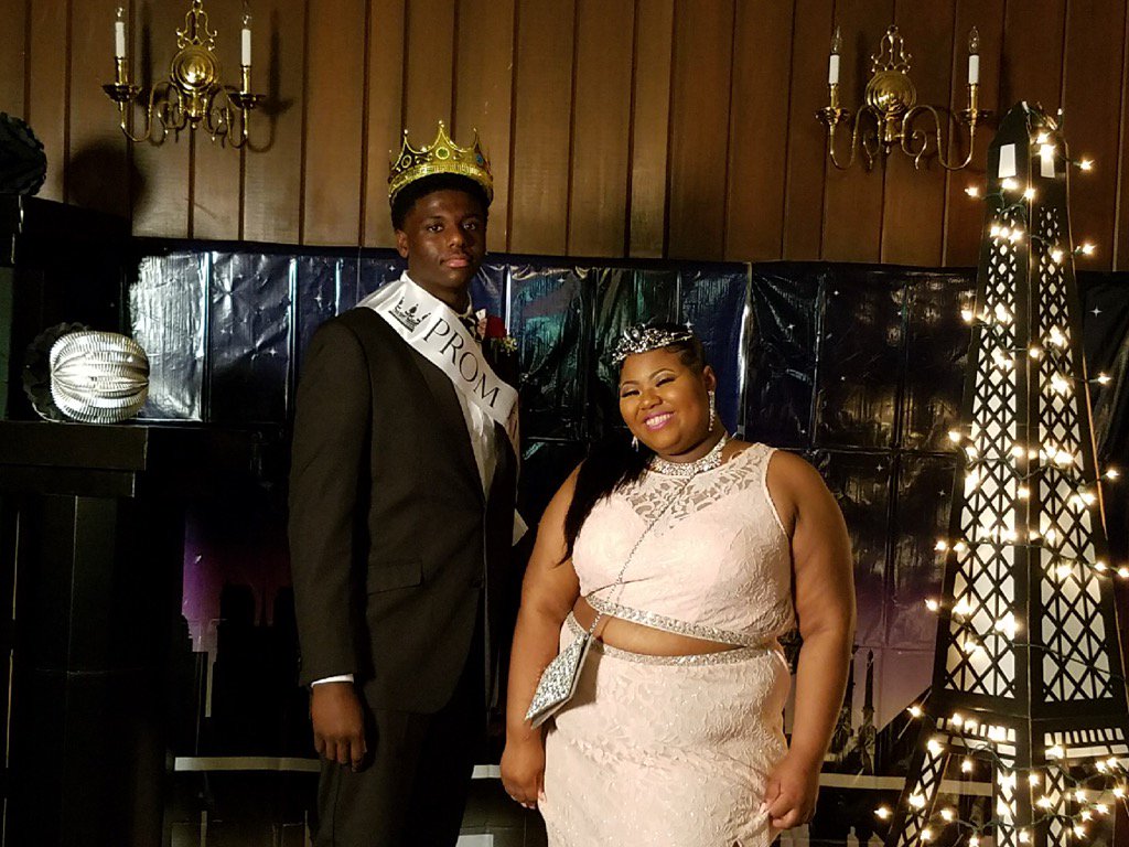 JMCHSPatriots's tweet photo. JMCHS 2017 King &amp;a Queen! @JohnMarshallCHS https://t.co/aO37gAY9RJ