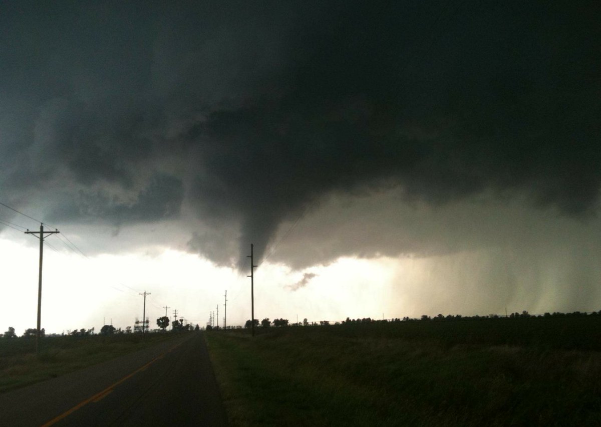 MizzouChase's tweet photo. We are looking forward to the 2017-2018 school year! For our first tweet, here's an EF0 tornado caught by @MO_WX in 2012. Damaged a shed. https://t.co/0gidCAIHtG