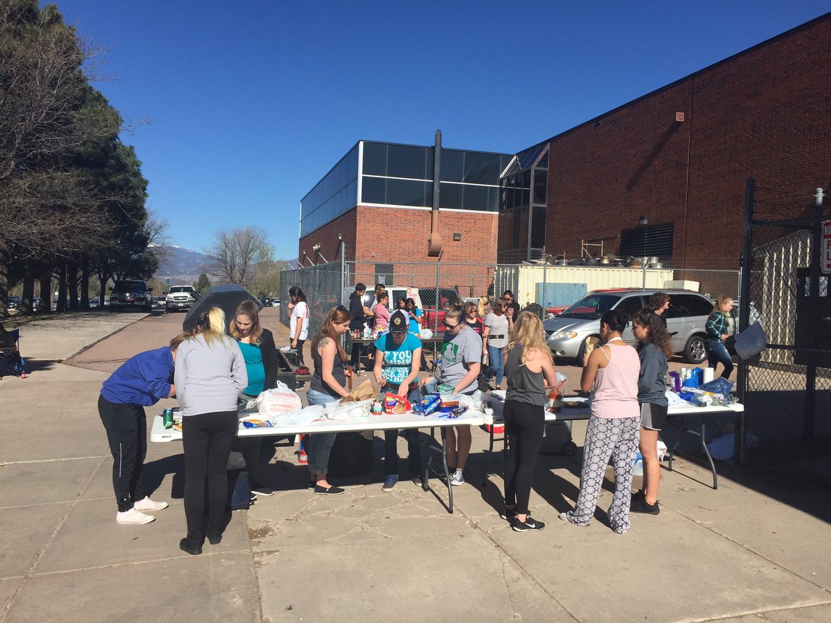 ActualCoachO's tweet photo. Had a great day with my RMH students!! #Classof2017 #WEbeforeme @DohertySpartans @CSSD11 https://t.co/OxAeZOUprO