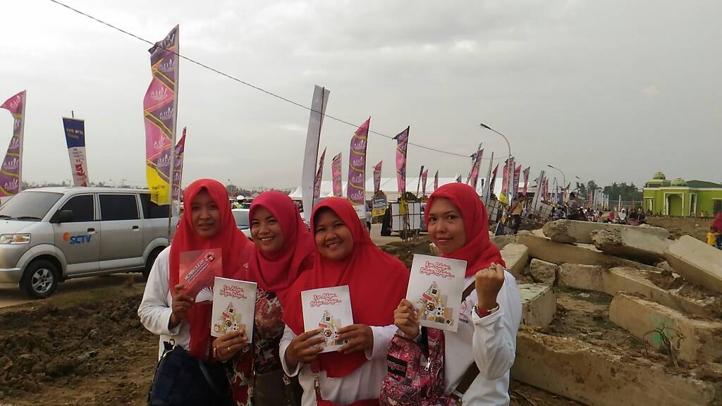 Bidan desa bertemu Presiden <a href="/jokowi/">Joko Widodo</a> Cikarang,  Bekasi.  Sejuta rumah rakyat. Bu <a href="/NilaMoeloek/">Nila Moeloek</a> <a href="/KemenkesRI/">Kementerian Kesehatan RI</a>  #bidandesajadiPNS