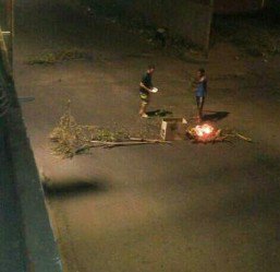 A_Yorgenis's tweet image. #5May 11pm Inicia barricada en calle #Janse con #Urdaneta #Coro #Falcon ac