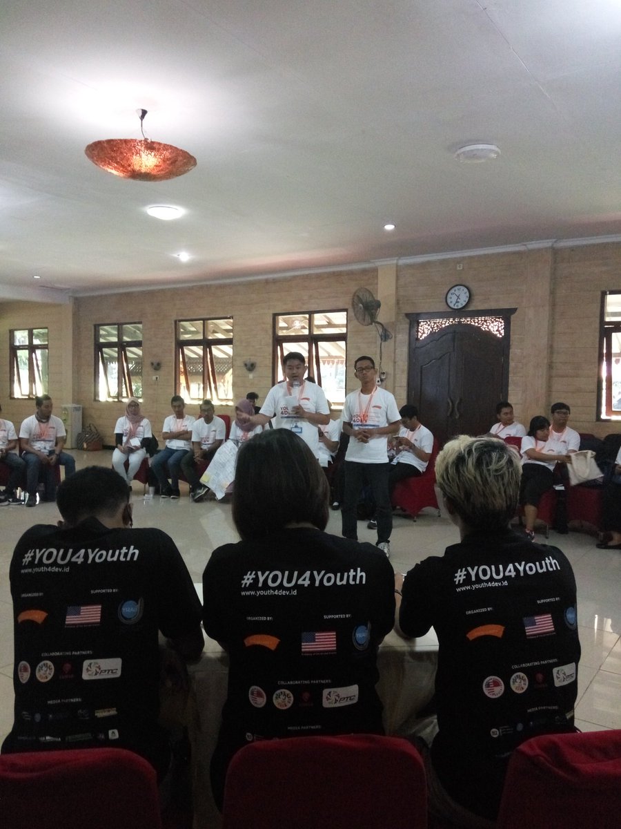 YOUth4DevID's tweet photo. Kelompok project 'SPOOKY' (Speaking is not Spooky) sedang mempresentasikan projectnya #YOUth4Dev #YOU4Youth @usembassyjkt @yseali https://t.co/M0yBE9cELJ