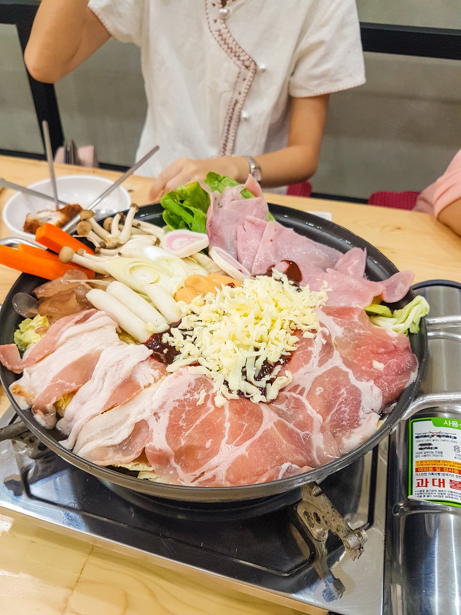 Wariyamm's tweet photo. ยืนยันอีกเสียง 'ร้านลุงคิม' อร่อยมาก อยู่ตรงหอ U-center จุฬา คือหม้อนี้ 199 บาทเอง ไก่คือฟินมาก เกี๊ยวนุ่มมากเว่อ  #อร่อยไปแดก @aroii https://t.co/uehWyOvV1x