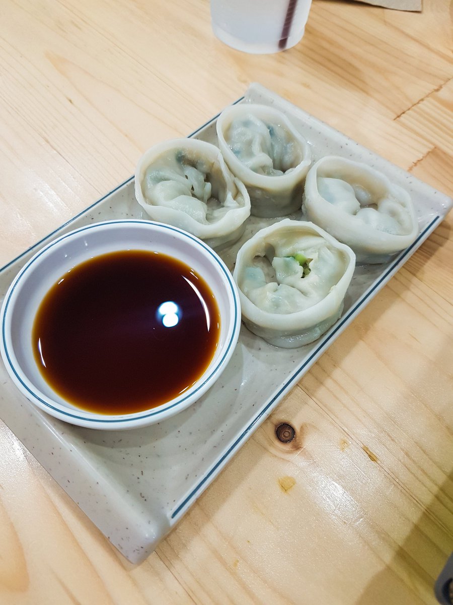 Wariyamm's tweet photo. ยืนยันอีกเสียง 'ร้านลุงคิม' อร่อยมาก อยู่ตรงหอ U-center จุฬา คือหม้อนี้ 199 บาทเอง ไก่คือฟินมาก เกี๊ยวนุ่มมากเว่อ  #อร่อยไปแดก @aroii https://t.co/uehWyOvV1x