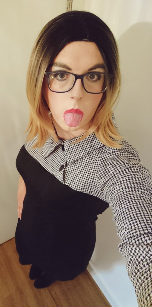FerrariFelicity's tweet photo. 11k followers 🤗 have some tongue action haha 👅 #QueenFelicity👑 #feminisation #tgirl #transvestite #trap #femboy #crossdresser #RTSquad69 https://t.co/qa0G37AVzy