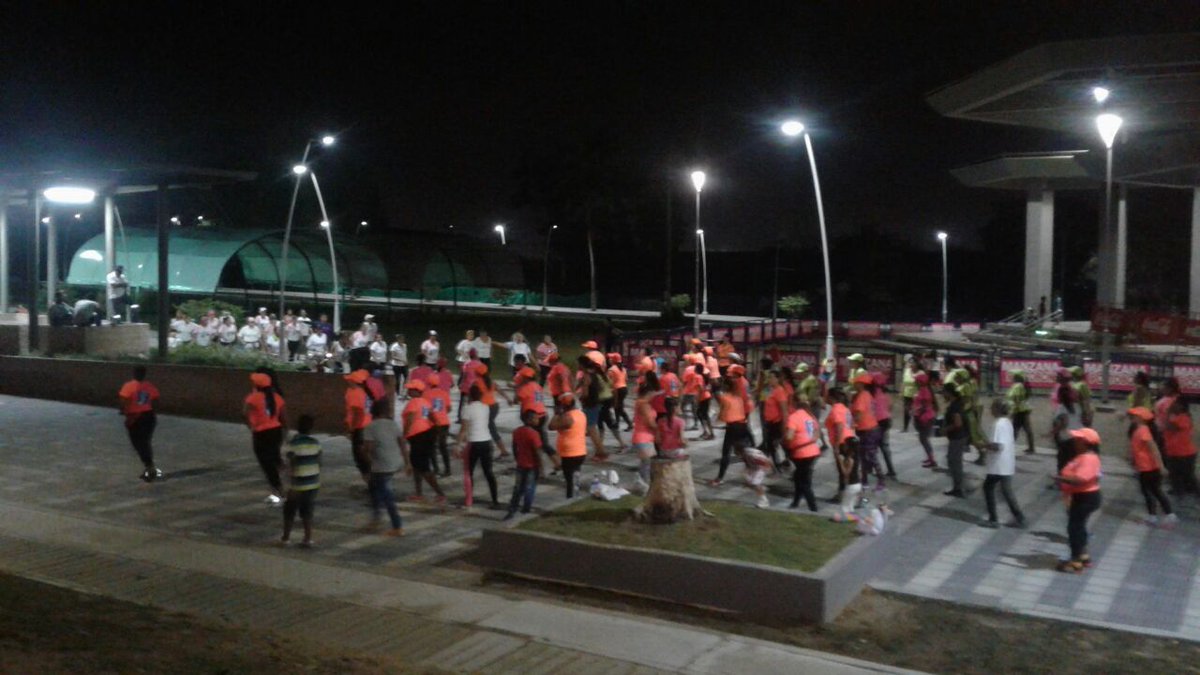 inder_atlantico's tweet photo. Nuestro equipo institucional de actividad fisica "Por tu salud, muevete compa"  en el Parque Muvdi. https://t.co/6wPHmAbmlb