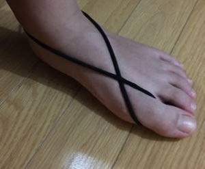 おせち料理専門店 板前魂 公式 En Twitter ゴムの日ネタ 固いビンのフタはゴム手袋をはめれば簡単に開くよ ネジ穴が潰れたネジはネジ穴とドライバーの間にゴムを挟めば回すことができるよ 足首に輪ゴムをはめる 足首にはめた輪ゴムを伸ばして1回ひねり 親指に