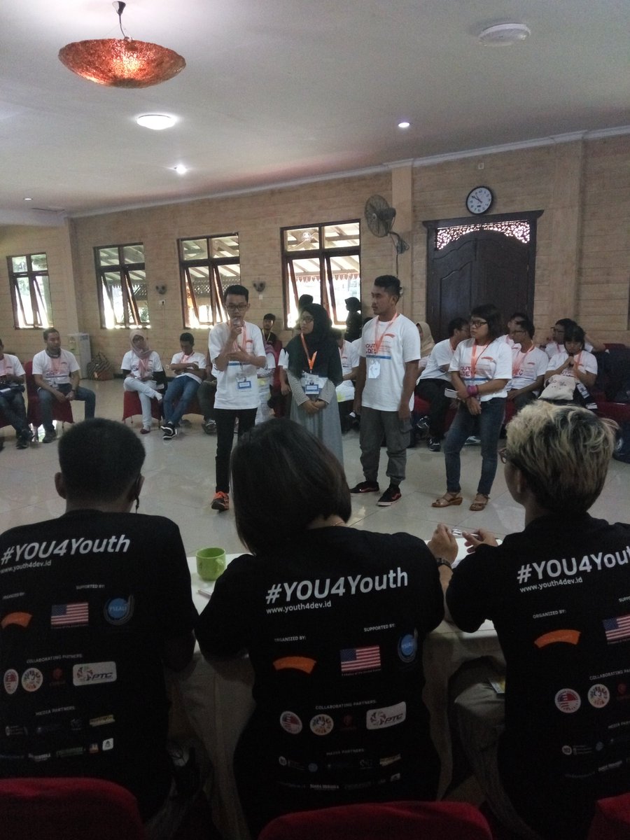 YOUth4DevID's tweet photo. Kelompok project 'Sikola Mimpi' sedang mempresentasikan project mereka #YOUth4Dev #YOU4Youth @usembassyjkt @yseali https://t.co/M6IED0vGlR