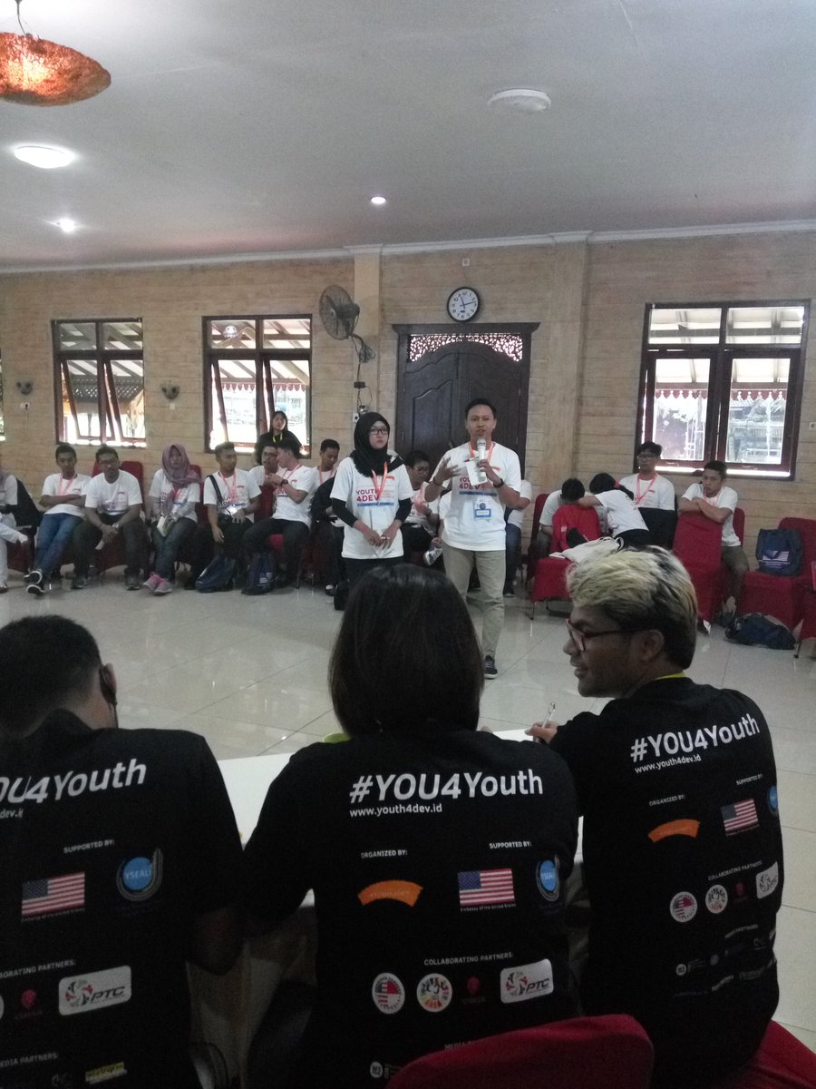 YOUth4DevID's tweet photo. Kelompok project 'Sapu Bersih' sedang mempresentasikan project yang mereka buat #YOUth4Dev #YOU4Youth @usembassyjkt @yseali https://t.co/r0vJ3RB8XT