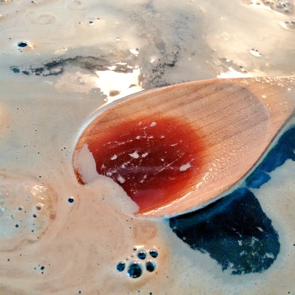 Ihka ensimmäinen stout-yritys on nyt käymisastiassa. Melko stressitöntä keittelyä, kun humalaakaan ei lisätty kuin kerran keiton alkaessa.