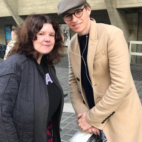 EddieRedmayneJP's tweet photo. 1ヶ月前、ロンドンにてエディに会えたラッキーなファン❣️(この日エディは、アンドリューと出掛けていましたので、このファンの方2人と写真を撮ってます😌💓) https://t.co/SKUlzDjThG
