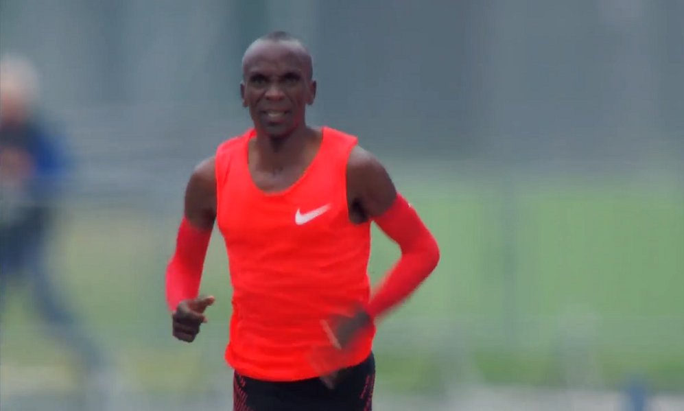 runnersworldnl's tweet photo. Eliud Kipchoge finisht in een waanzinnige 2.00.24 #breaking2 https://t.co/JPYFrfGWRX