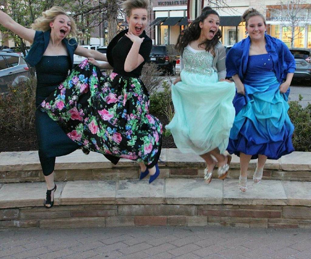 extrajenky's tweet photo. Yes. We were in heels. 
#moprom https://t.co/9Tnlzjb9Rm
