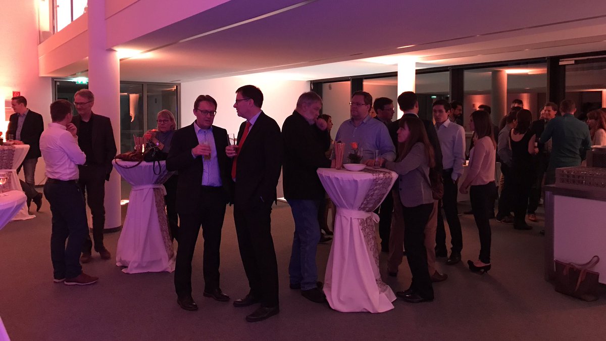 SICPaderborn's tweet image. Partystimmung 🥂 und tolle Atmosphäre bis in die Nacht in der #Zukunftsmeile 1. Tanzen.Gespräche.Feiern. Schön, dass Ihr alle da wart! #MST20