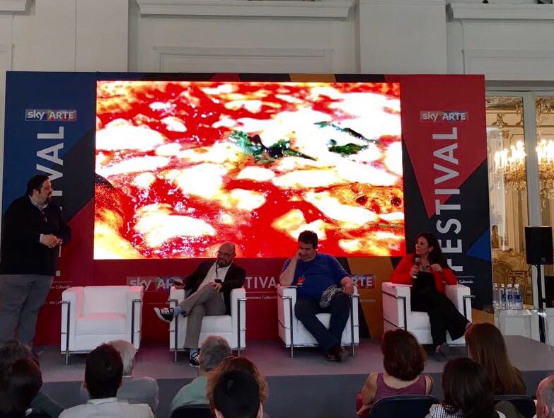 Con <a href="/mantralex/">alex giordano ॐ</a>, lo chef #GennaroEspostito, #AdamArvidsson e #MonicaPiscitelli parliamo della #pizza nell'era della rete! #SkyArteFestival