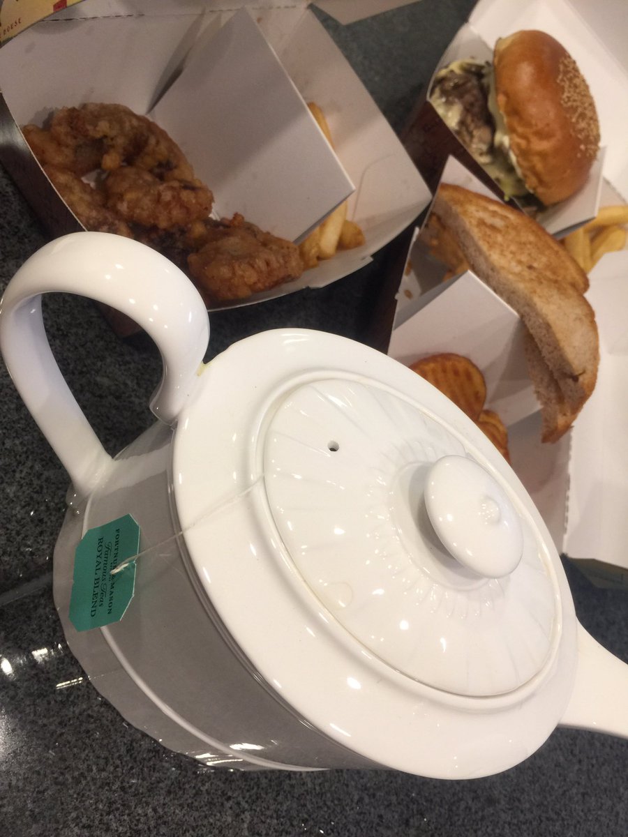 m_chibakaneko's tweet photo. 大人バーガーのデリバリー♡ #TokyoOtonaBurger #MozzarellaMushroomBurger #PeanutButter&Honey #FriedOctopus tasted all great! https://t.co/fsWVX17bQq
