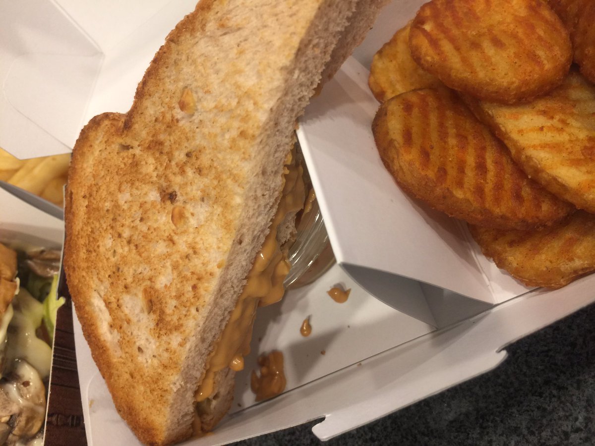 m_chibakaneko's tweet photo. 大人バーガーのデリバリー♡ #TokyoOtonaBurger #MozzarellaMushroomBurger #PeanutButter&Honey #FriedOctopus tasted all great! https://t.co/fsWVX17bQq