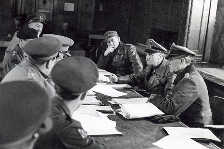 In Wageningen heeft de Duitse generaal Blaskowitz zijn handtekening gezet onder de Übergabebefehle. De bezetting is ten einde. #1945