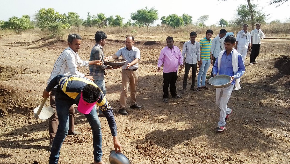 डग - झालावाड
मुख्यमंत्री जलस्वावलम्बन अभियान ग्राम देवरिया कावल मे गंगधार एसडीएम चन्दन दुबे ग्रामीणों के साथ श्रमदान करते हुए