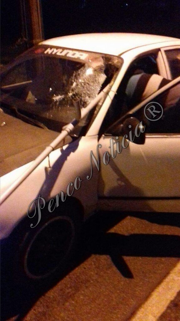 Penco frente a Parque del Sendero fierro de toldo atraviesa parabrisas de vehiculo bomberos en el lugar.

Penco Noticia