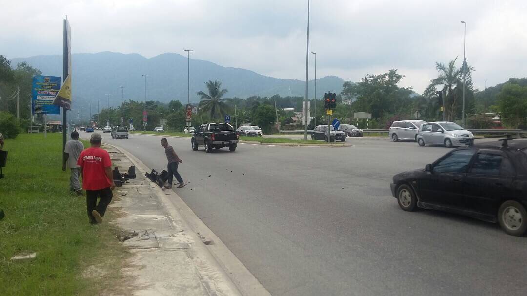 n9Jangx's tweet photo. Senawang - Kemalangan di traffic light Lavender Height menuju ke K.Pilah sebentar tadi melibatkan sebuah tanker.
credit #ITKcrew #Killer https://t.co/m9h1wLrDKP