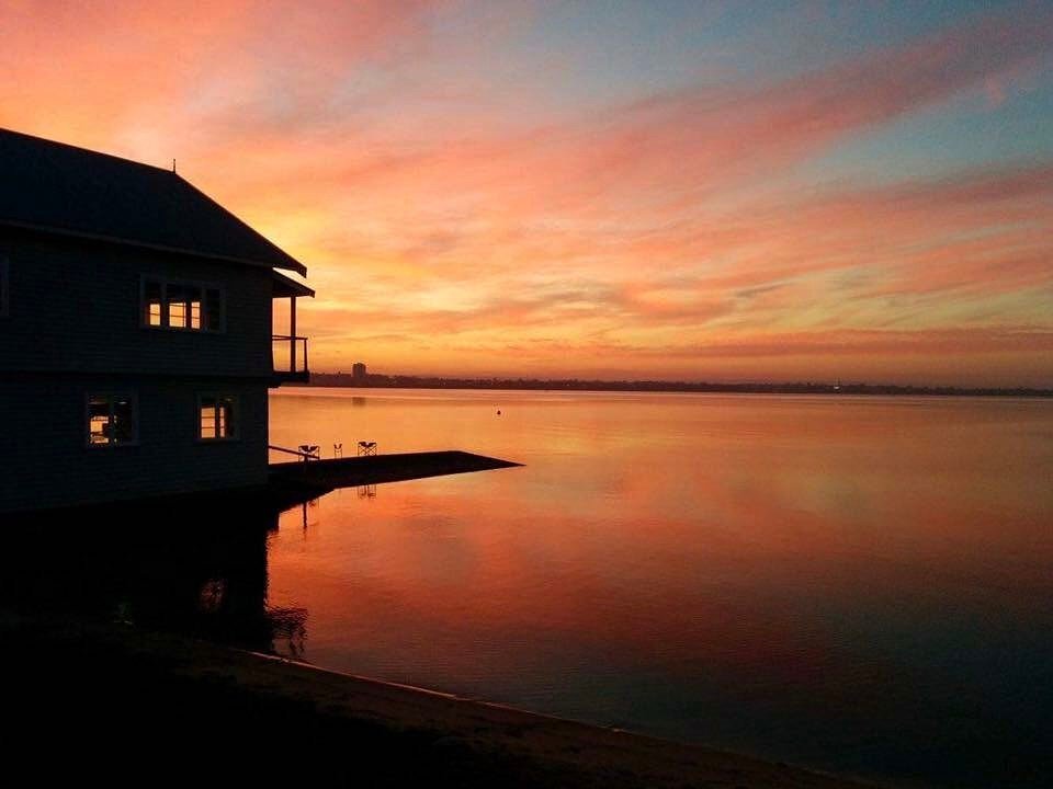 uwaboatclub's tweet photo. Really, we'd appreciate all morning sessions to be this flat and colourful 🙌🏼 #socialrowing #uwabc #uwastudents #uwasport #perthisok 📸 Barb… https://t.co/FaEBPU4U72