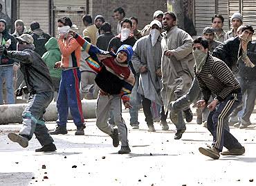 shreerangkul's tweet photo. 1990 के बाद पहली बार J&amp;K में इतना सघन तलाशी अभियान चला है यदि यूपीए सरकार की नीयत और नीतियां सही होती तो परिस्थिति और बेहतर होती
#SupportNDA https://t.co/5RqrI0GGeR