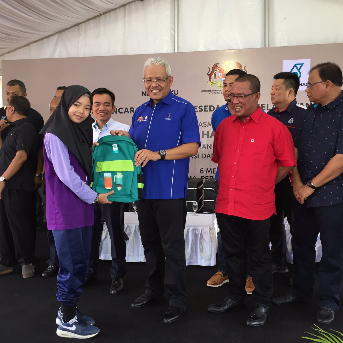 farizrazali's tweet photo. .@dhzhamzah @zulkiflibujang @mykpdnkk @Petronas @BernamaNews @_BeritaHarian_ @UtusanLive @mynewshub @SMN_RTM @umnoonline DS @dhzhamzah menyampaikan bantuan beg persekolah kepada semua pelajar sekolah rendah di daerah selama yang memerlukan #CaringMP #MPLarut https://t.co/bRIyZz0Hh9