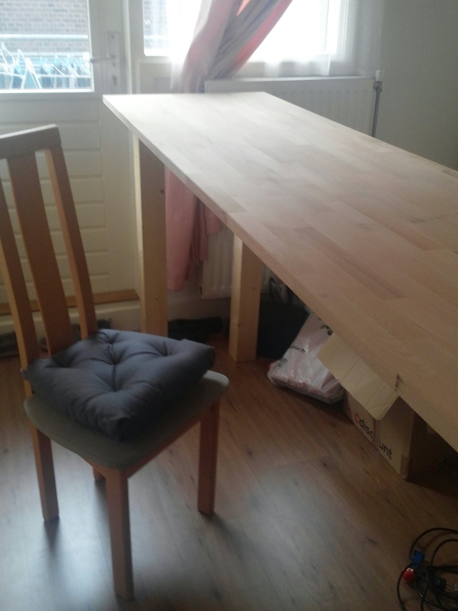 HamieTV's tweet photo. Je pense que quelque chose ne va pas avec mon bureau ..... https://t.co/zhdx2T4boB
