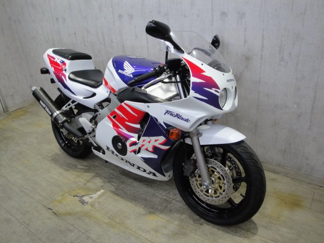 ট ইট র T Racing ホンダcbr250rr Mc22 Cbr250rの後継車として登場 同じレーサー レプリカという系統は同じだが兄貴分の400と同じくrrの名を付けたもの 当時はまだレーサーレプリカ全盛期だったので人気だったが ネイキッドブームも始まりレプリカはこのrrの