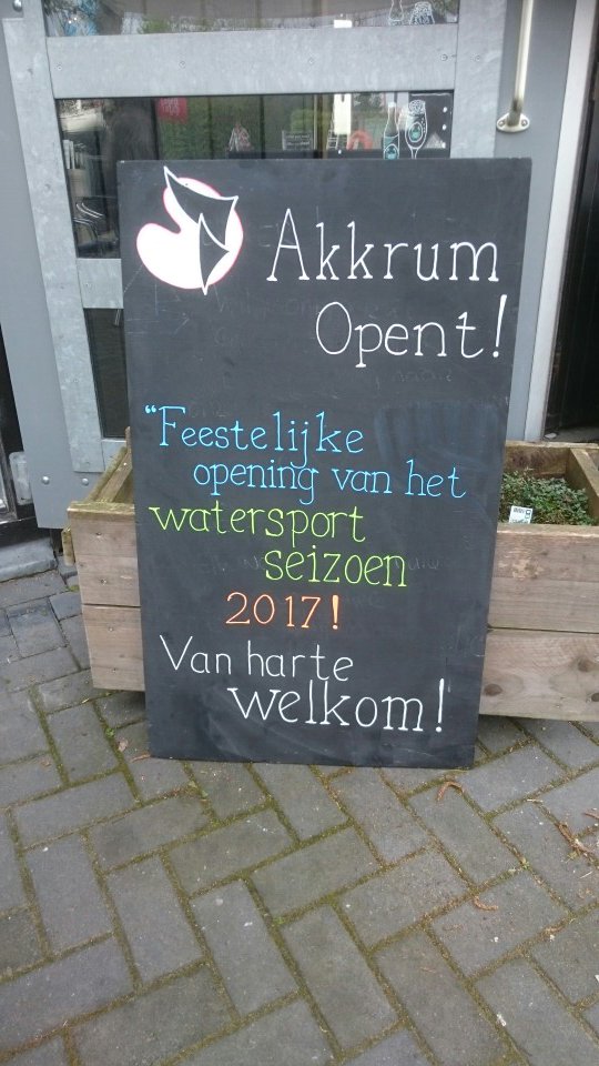Yes! De zon schijnt. De lucht is blauw. 
Akkrum Opent, dus kom maar gauw.
Vanaf 11 uur Klomkesilen. Daarna allerlei activiteiten en muziek.