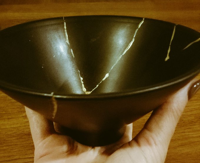 I've made my first #Kintsugi bowl https://t.co/QnG1iMYvaw<a href="/tag/kintsugi"class="tags">#Kintsugi</a>