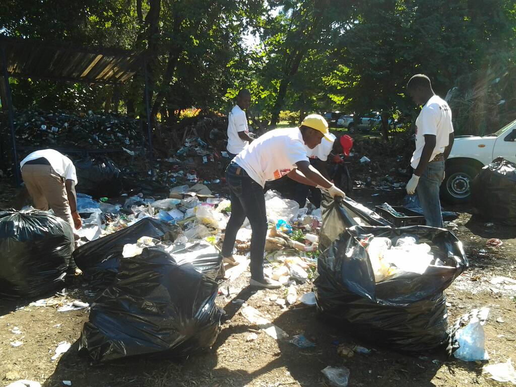 Waste separation at source during Hifa. 
#2wise2waste 
<a href="/UNICEFZIMBABWE/">UNICEF ZIMBABWE</a>  <a href="/Zimsunshinegrp/">zimsunshinegroup2016</a>  <a href="/P_VanDamme_EU/">Philippe Van Damme 🇪🇺🇺🇦</a>  <a href="/SwedeninZW/">Sweden in Zimbabwe 🇸🇪</a> <a href="/StarfmZimbabwe/">Star FM</a>