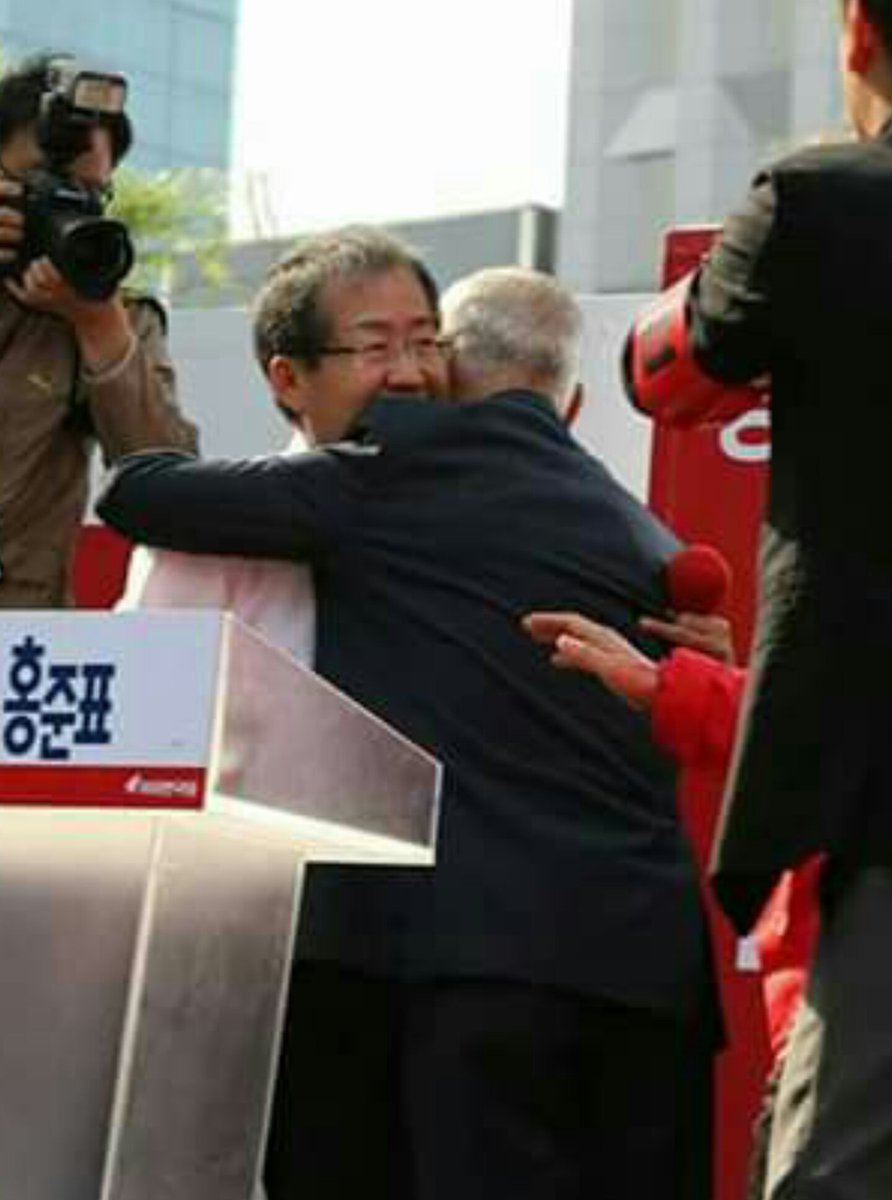 홍준표, 남재준의 아름다운 포옹. 이것이 사나이고 보수며 애국자다. 국가를 위해선 자신의 모든 것을 내려 놓을 줄 아는 결기, 이것이 나라를 바로 세우고 보수를 바로 세울 것이다. 
#남재준 #홍준표 
기호2번 홍준표