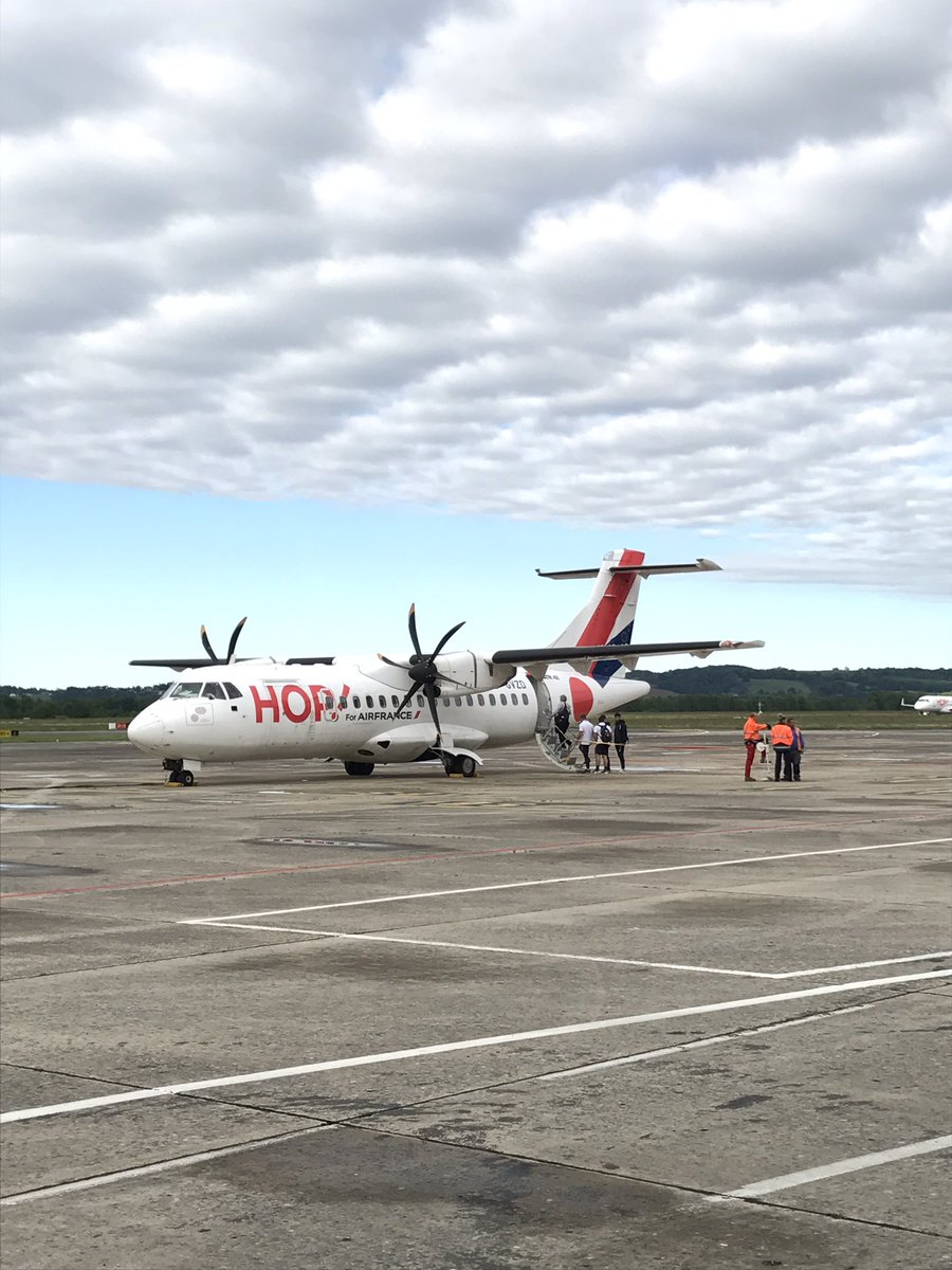 SectionPaloise's tweet photo. Départ direction Toulon ! Dernier match de #TOP14 ce soir contre le @RCTofficiel à 20h45 ! 💪#RCTSP #AllSection https://t.co/8iSdgMppbl