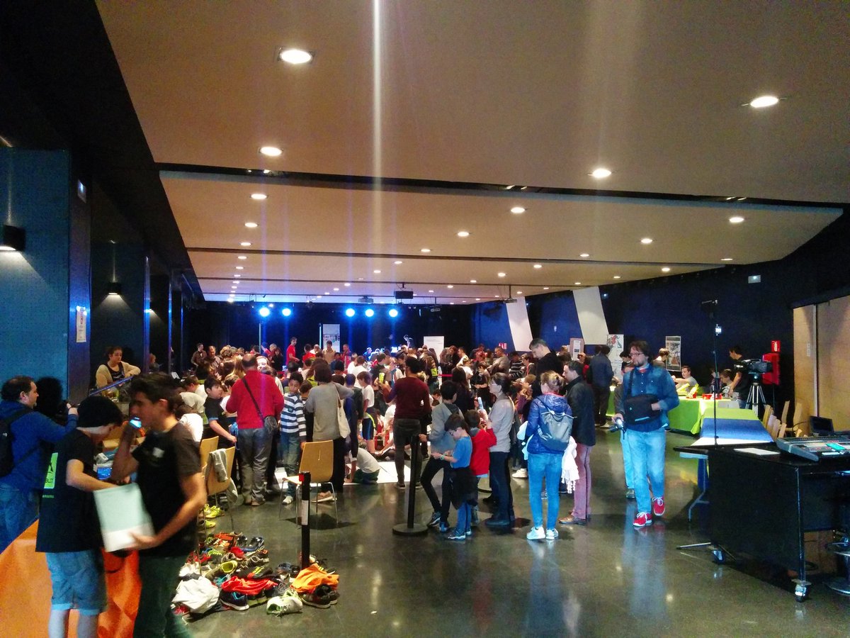 akirasan's tweet photo. Ya estamos respirando el ambiente del #ROBOLOT #olot https://t.co/pZupTz0e3e