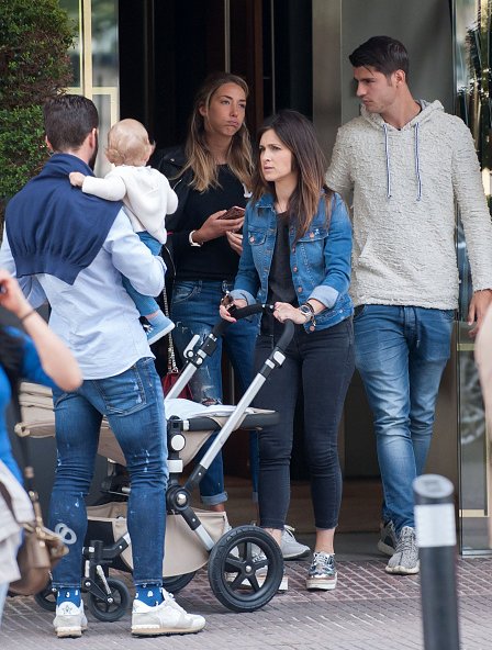 ItsAWagWagWorld's tweet photo. #AlvaroMorata, #AliceCampello, #NachoFernandez, wife #MariaCortes & their son leaving a restaurant in Madrid on April 20 #RealMadrid https://t.co/JrE88Ia8zZ