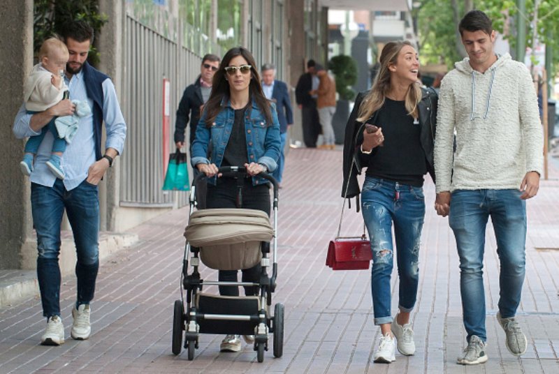 ItsAWagWagWorld's tweet photo. #AlvaroMorata, #AliceCampello, #NachoFernandez, wife #MariaCortes & their son leaving a restaurant in Madrid on April 20 #RealMadrid https://t.co/JrE88Ia8zZ