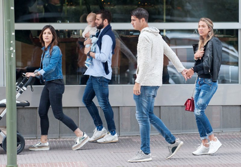 ItsAWagWagWorld's tweet photo. #AlvaroMorata, #AliceCampello, #NachoFernandez, wife #MariaCortes & their son leaving a restaurant in Madrid on April 20 #RealMadrid https://t.co/JrE88Ia8zZ